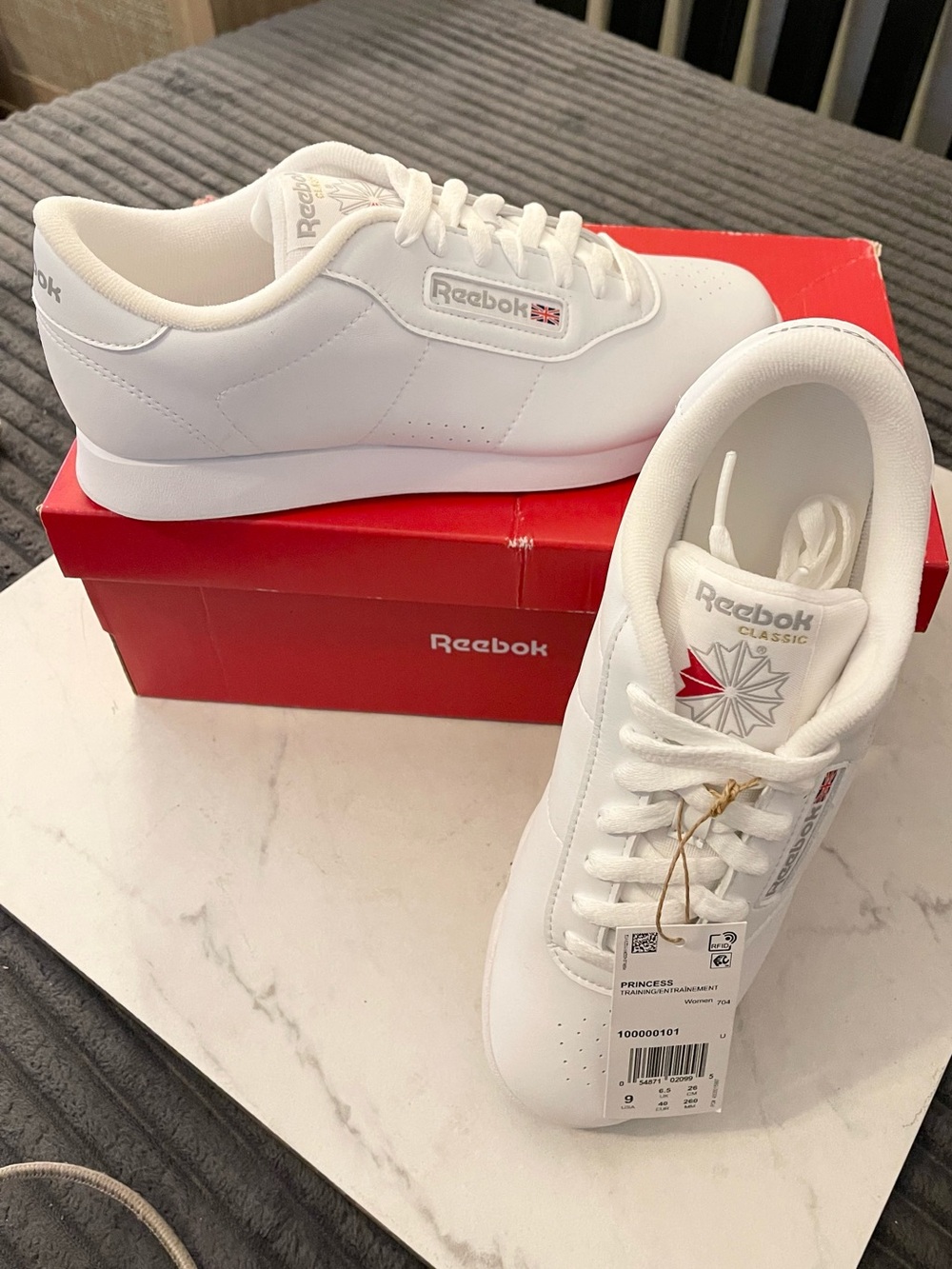 New Reebok Classic Women's White Leather Sneaker w box